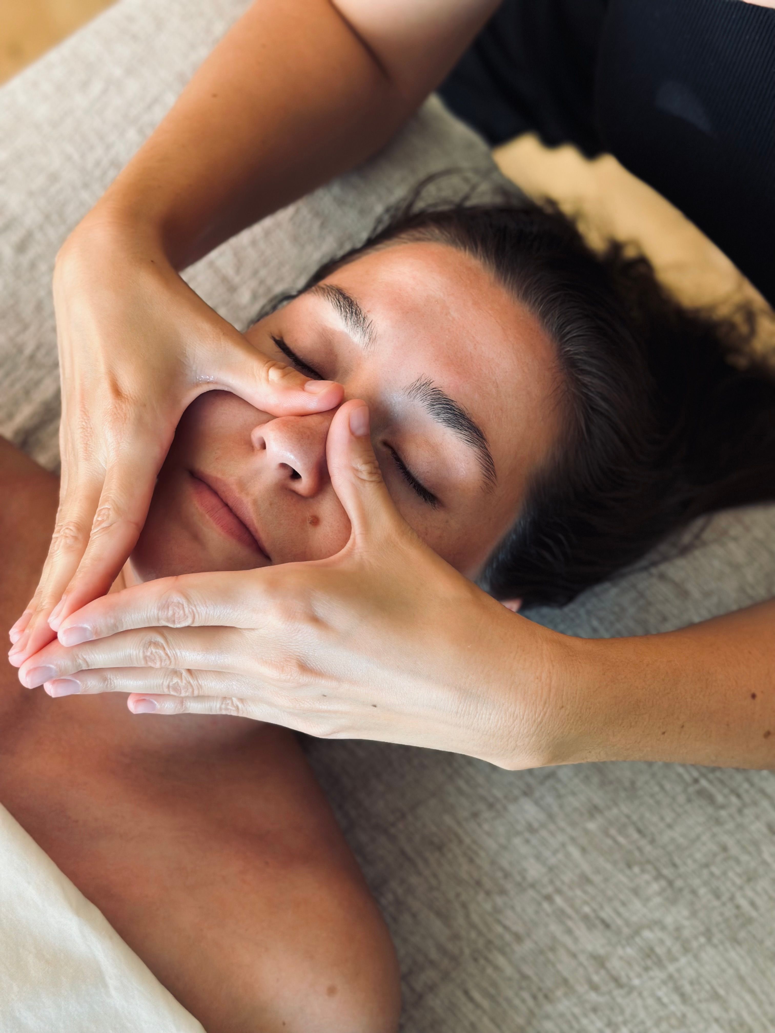 Gesicht-, Hand- und Fußmassage